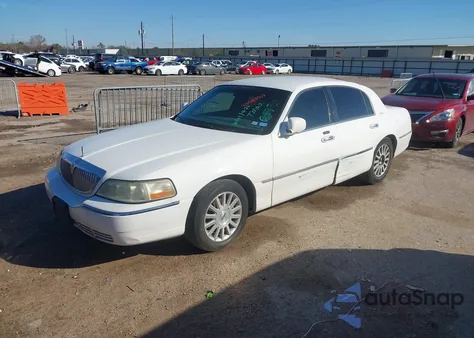 2004 Lincoln Town Car Signature z USA, uszkodzony, nr VIN 1LNHM81WX4Y617921